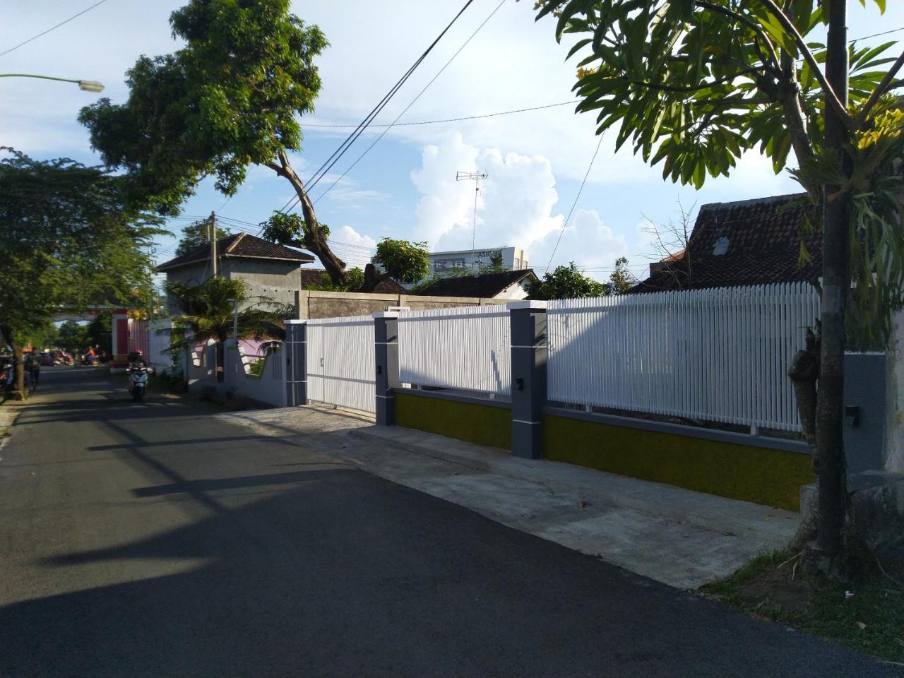 R3 Brawijaya Homestay Banyuwangi  Exterior photo